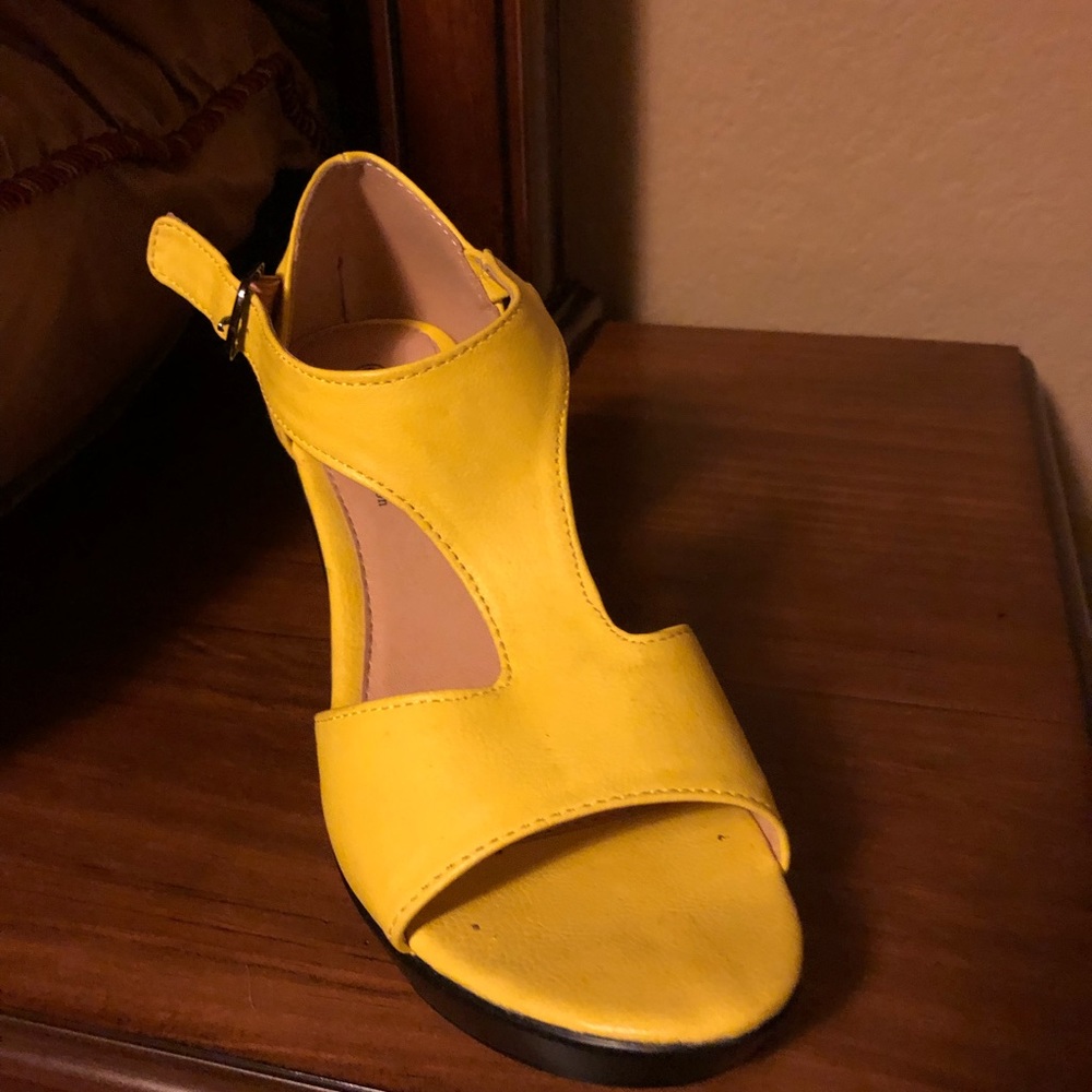 Size 6 yellow Agape wedges. Good condition